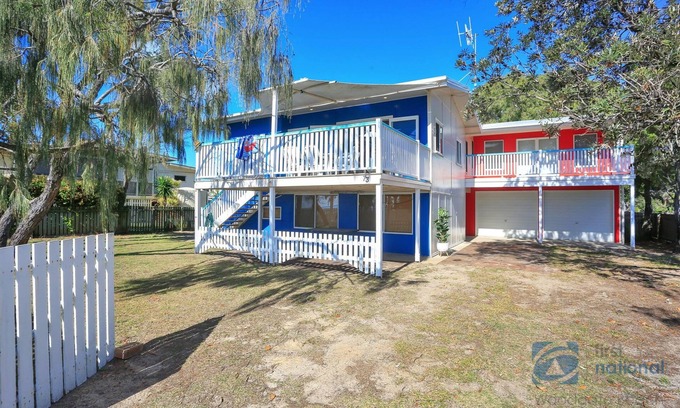 Woodgate House | Retro Esplanade property with Ocean views