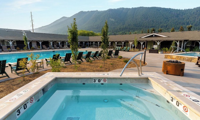 Jackson Hotel | Retro Lodge w/Social Courtyard & Hot Tub – Close to Jackson Hole Adventures