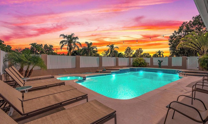 Catalina House | Retro Waterfront - Pool & Hottub, Tiki Bar, Dock, Fire-Pit, Kayaks, Paddleboards