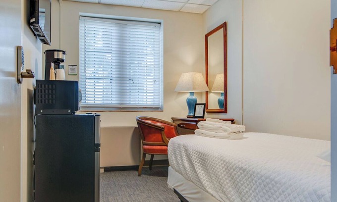 Music Row Hotel | Revamped Dorm Room - GREAT Location!