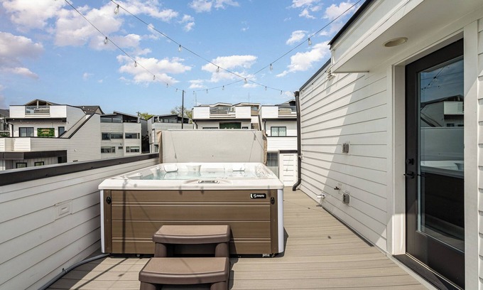 Katie Hill Neighborhood Cottage | Revival-rooftop Deck/hot Tub- Mins to Broadway