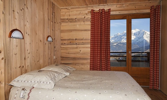 Cordon Ski Chalet | Rez de jardin "les Fiz", facing the Mt Blanc range, sleeps 1 to 5.