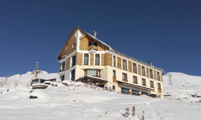 Kazbegi Hotel | RezoHut