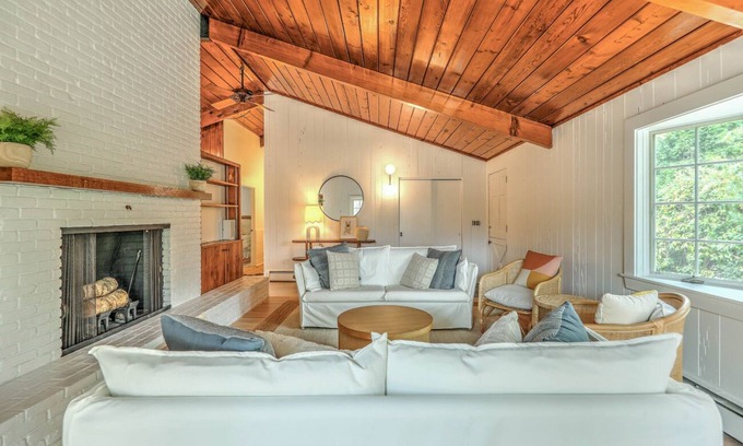 Wakefield-Peacedale House | Rhody Beach Bungalow - Downtown Wakefield! 7 minutes to Narragansett Beach!