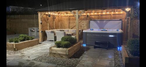 Bont Newydd House | Rhos Walia,near Snowdonia,Hot tub