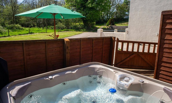 Crosswell Cottage | Rhostwarch Old Farmhouse, Newport