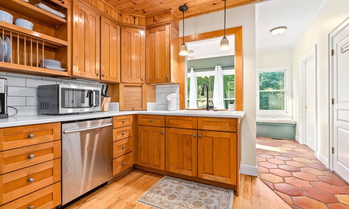 Auburn House | "Richland Retreat"- Roomy and Relaxing. 6 BR on 5 acres, 8 min. to Jordan-Hare
