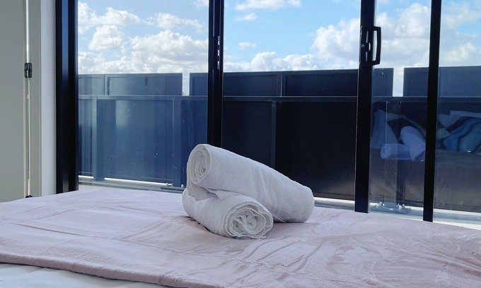 Richmond North Apartment | Richmond 180° Balcony View Apartment Across From the Shopping Mallfree Parking