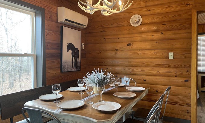 Mena House | Ride 2 WPG trails, King, Mnt Cabin, Fast WiFi Firepit, Paved, Circle dr parking