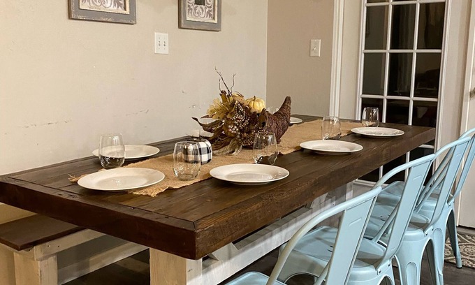 Mena House | Ride2 WPG trails,Garage, Mnt Cabin, WiFi Paved Firepit, Circle Dr Parking, King