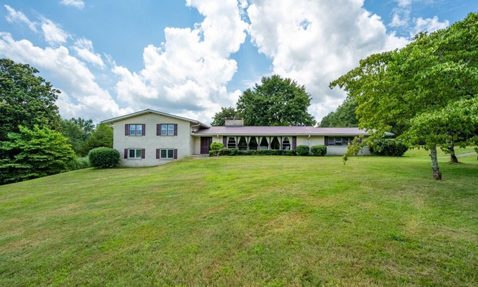 Clarkesville House | Riders Base, Hot Tub, Privacy, Pool Table, Firepit, Huge yard, 14 miles to Helen