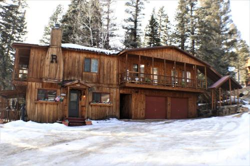 Red River House | Ridgeview Lodge - Fenced Yard - Satellite - WiFi - Washer - Dryer - Grill - Fireplace