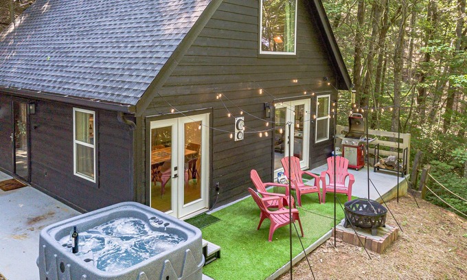 Clarkesville Cabin | Ridgeview Reatreat - Seasonal Mtn View | Hot Tub | Fire Pit and Games