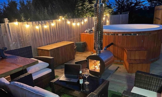 East Ilsley Cabin | Ridgeway Cabin & Hot Tub Spa