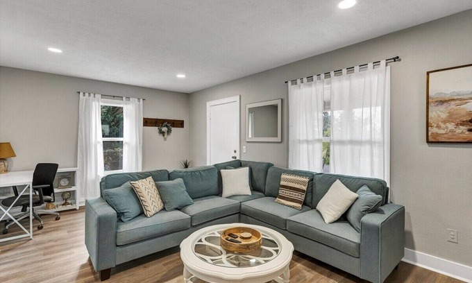 Lebanon House | Right next to hospital, med-school, bars & more!