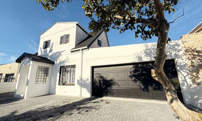 Lansdowne House | Rihla Residences - Delightful 4-bedroom house in Cape Town