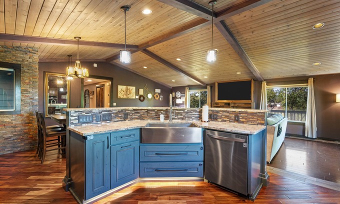 Pleasant Valley House | Riley Ranch, Mountain Views & Hot Tub