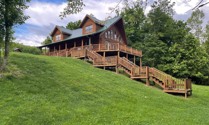Clarkridge Cabin | Rim Shoals River Cabin - private boat dock, walk-in fishing access sleeps 14