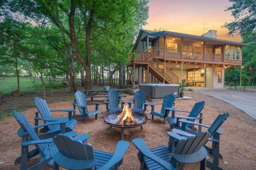 Stonewall House | Rio Ranchito, Hot tub, River front, Fire Pit!