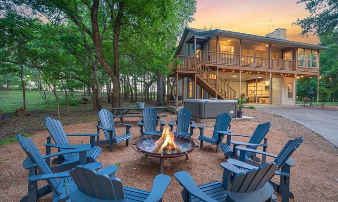 Stonewall House | Rio Ranchito, Hot tub, River front, Fire Pit!