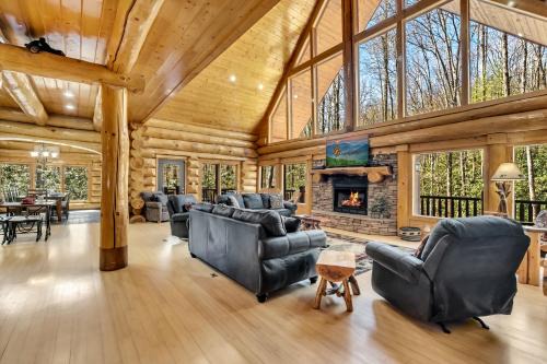 Pittman Center House | Rippling Stream, Hot Tub, Game Room, 5 Star, Fire Pit, Free Attraction Tickets, Secluded!