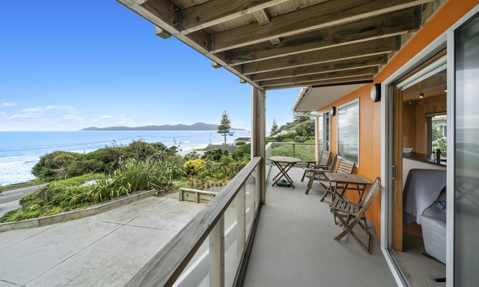 Paraparaumu House | Rippling Waves Lookout - Raumati South Home
