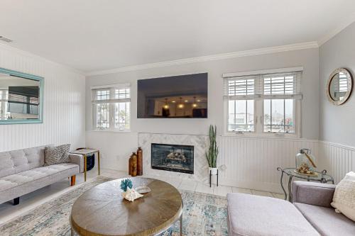 Balboa Peninsula Apartment | Rise and Shine
