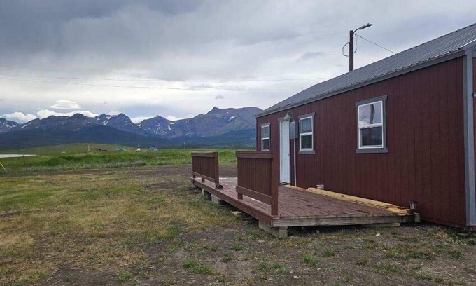 Browning Cabin | Rising Wolf CabinnGlacier National ParknCentralized location for exploring