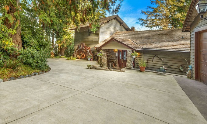 Brinnon House | Rita's Lodge - Stunning Waterfront Canal Getaway