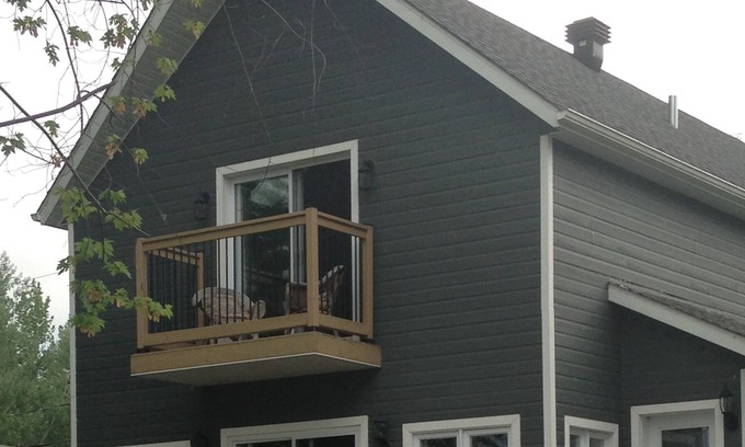 Grande-Ligne Ski Chalet | Rive du Richelieu, bord de l'eau navigable.