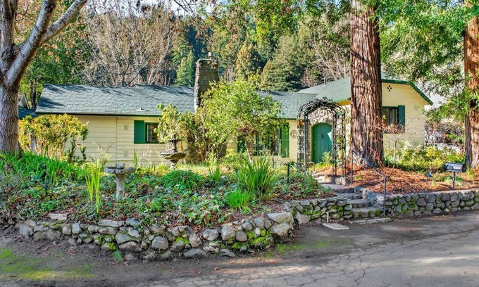 Monte Rio Villa | Rivendell ~ Lovely Riverfront Home, Classic Style with Modern Amenities