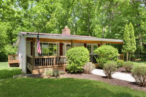 Luray Ski Chalet | River Access Cabin w Hot Tub, Grill, Firepit, WiFi