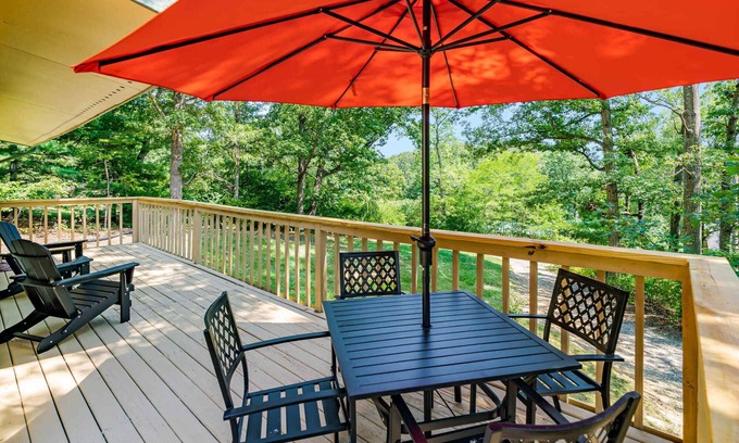 Luray Cabin | River Access Cabin w Hot Tub, Deck, Grill, & Wifi