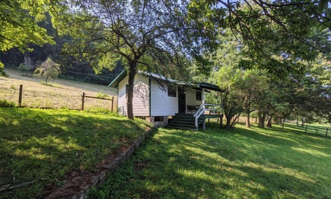 Hopewell House | River Cabin: Single Family Getaway On The River
