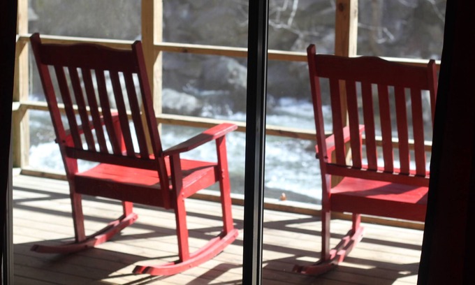 Chimney Rock Cabin | River Cottage, sleeps 4, beautiful river view.