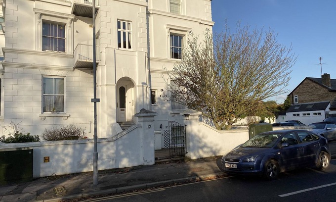Richmond-upon-Thames Apartment | River Den Studio Apartment