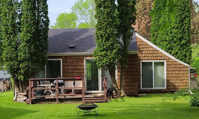 Fremont Cottage | River Front Cottage/Private Dock-Walk to Bar/Restaurants
