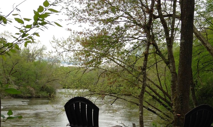 Cornelia House | River Front, Hot Tub, Fish & Kayak (seasonal) Nearby Wineries, Hikes & Helen