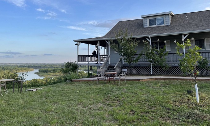 Williston House | River Hacienda #1 - Private 2 Story Home with Missouri River View