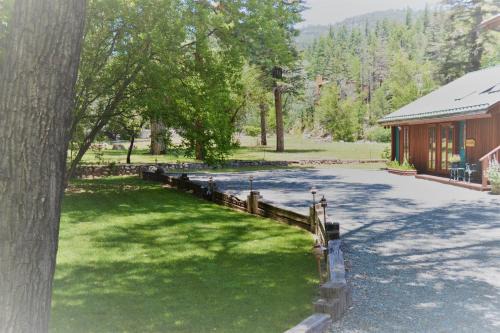 Ruidoso House | River Hideout: One Bedroom Duplex Cottage ON THE RIVER!