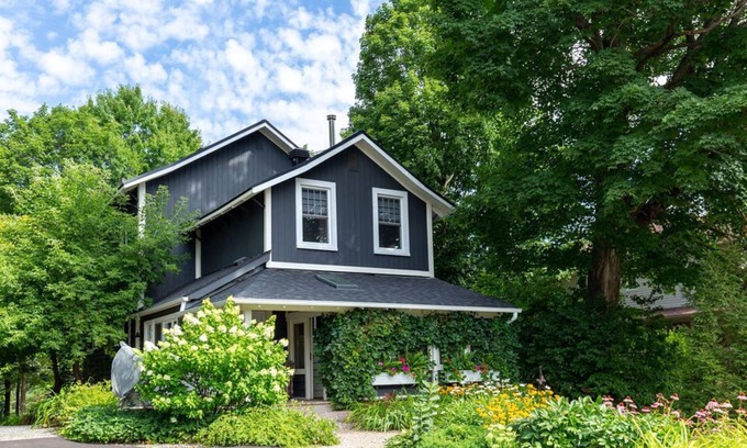 Bracebridge House | River house a 5 min walk from downtown. Big yard and private dock.