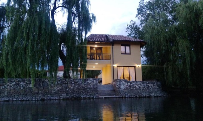 Hodbina Apartment | River House Buna