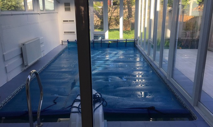 Richmond-upon-Thames House | River House with Heated Pool (Apr-Sep), Parking & Garden