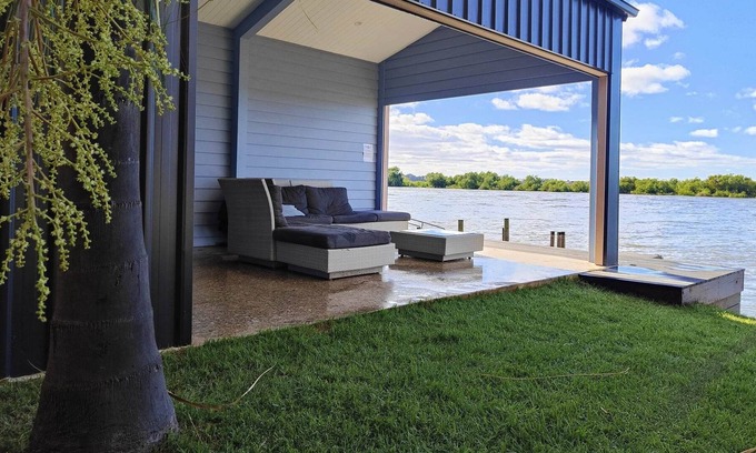 Seymour House | River Life - Holiday Home with Secluded Riverbank