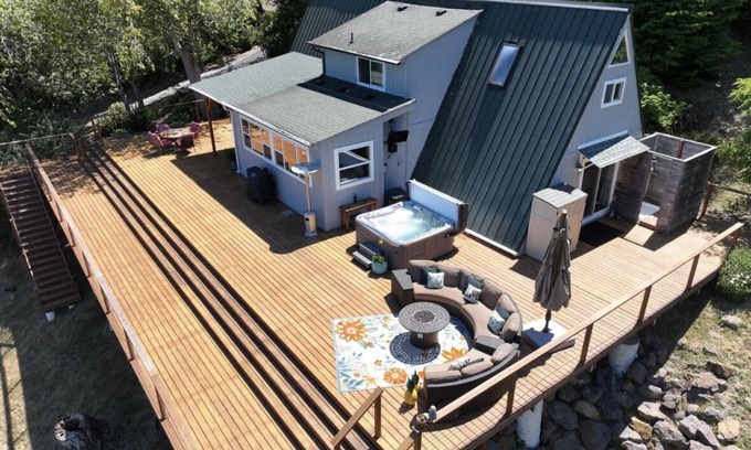 Brookings House | River Oasis, all the comforts of home, with the beauty of the Chetco River!