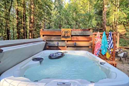 Rio Nido House | River Otter Hot Tub BBQ Fire Pit Russian River Gem