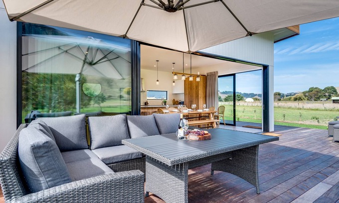 Tuki Tuki House | River Range Cottage - Havelock North Holiday Home