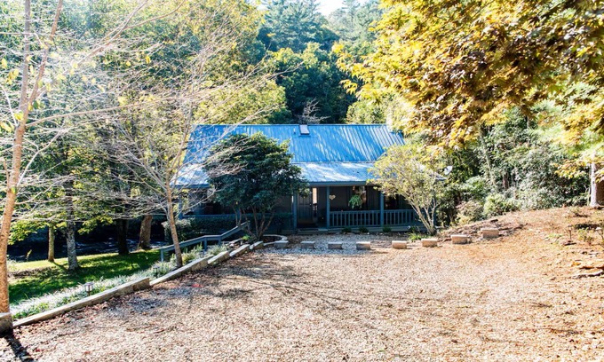 Suches Cabin | River Rapids - Books, Games, Firepit, Cabin on the Toccoa River!