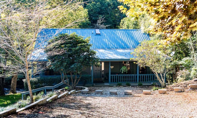 Suches Cabin | River Rapids Cabin - Books, Woodstove, Firepit, on the Toccoa River!