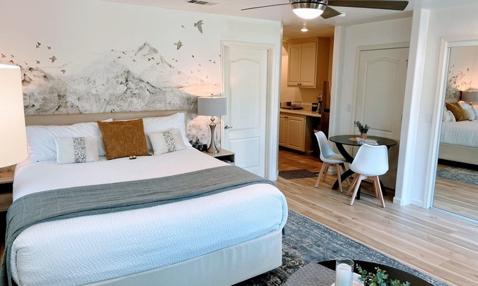 Lake Redding Apartment | River Retreat Luxury King Studio with Jacuzzi bath, Kitchen, near river.